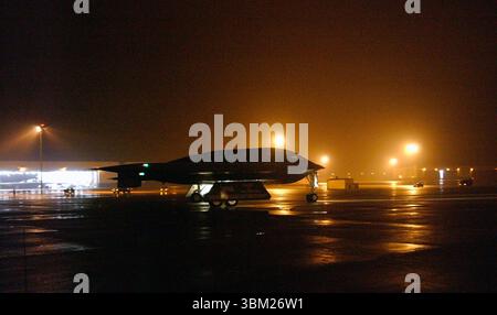 Un bombardiere B-2 Spirit Stealth della US Air Force (USAF), assegnato al 509th Bomb Wing (BW), taxi in missione ed è il primo schierato in questa posizione operativa avanzata a sostegno dell'operazione ENDURURING FREEDOM, 2003 Foto Stock