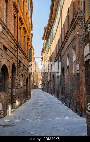 Vicolo stretto tra vecchi edifici della città vecchia, Italia, Toscana, Siena Foto Stock