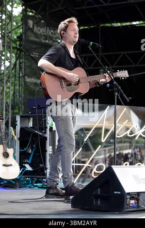Nick Howard vive bei einem Konzert im Tanzbrunnen. Köln, 23.06.2025 *** Nick Howard live in un concerto nella Tanzbrunnen Colonia, 23 06 2025 foto:XR.xSchmiegeltx/xFuturexImagex howard 5602 Foto Stock