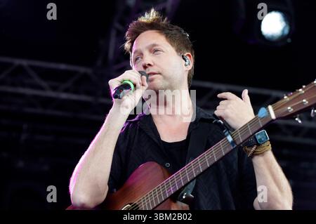 Nick Howard vive bei einem Konzert im Tanzbrunnen. Köln, 23.06.2025 *** Nick Howard live in un concerto nella Tanzbrunnen Colonia, 23 06 2025 foto:XR.xSchmiegeltx/xFuturexImagex howard 5609 Foto Stock