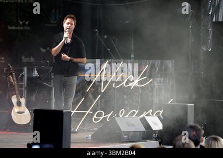 Nick Howard vive bei einem Konzert im Tanzbrunnen. Köln, 23.06.2025 *** Nick Howard live in un concerto nella Tanzbrunnen Colonia, 23 06 2025 foto:XR.xSchmiegeltx/xFuturexImagex howard 5613 Foto Stock