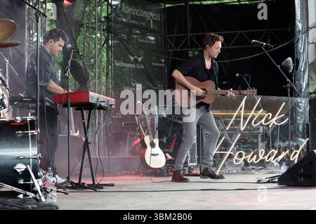 Nick Howard vive bei einem Konzert im Tanzbrunnen. Köln, 23.06.2025 *** Nick Howard live in un concerto nella Tanzbrunnen Colonia, 23 06 2025 foto:XR.xSchmiegeltx/xFuturexImagex howard 5601 Foto Stock