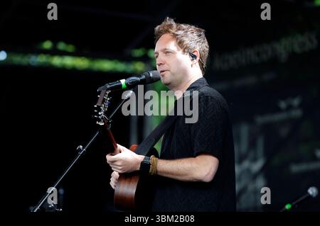 Nick Howard vive bei einem Konzert im Tanzbrunnen. Köln, 23.06.2025 *** Nick Howard live in un concerto nella Tanzbrunnen Colonia, 23 06 2025 foto:XR.xSchmiegeltx/xFuturexImagex howard 5605 Foto Stock