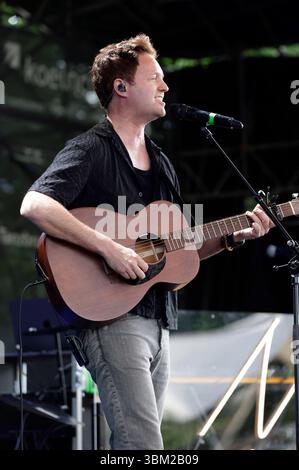 Nick Howard vive bei einem Konzert im Tanzbrunnen. Köln, 23.06.2025 *** Nick Howard live in un concerto nella Tanzbrunnen Colonia, 23 06 2025 foto:XR.xSchmiegeltx/xFuturexImagex howard 5603 Foto Stock
