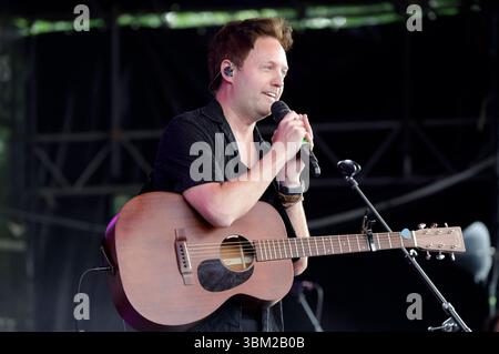 Nick Howard vive bei einem Konzert im Tanzbrunnen. Köln, 23.06.2025 *** Nick Howard live in un concerto nella Tanzbrunnen Colonia, 23 06 2025 foto:XR.xSchmiegeltx/xFuturexImagex howard 5608 Foto Stock