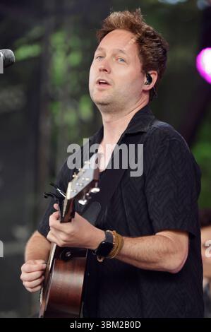 Nick Howard vive bei einem Konzert im Tanzbrunnen. Köln, 23.06.2025 *** Nick Howard live in un concerto nella Tanzbrunnen Colonia, 23 06 2025 foto:XR.xSchmiegeltx/xFuturexImagex howard 5610 Foto Stock