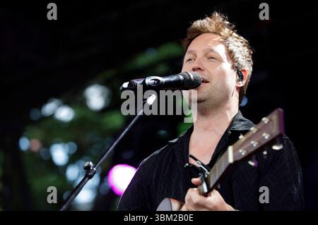 Nick Howard vive bei einem Konzert im Tanzbrunnen. Köln, 23.06.2025 *** Nick Howard live in un concerto nella Tanzbrunnen Colonia, 23 06 2025 foto:XR.xSchmiegeltx/xFuturexImagex howard 5612 Foto Stock