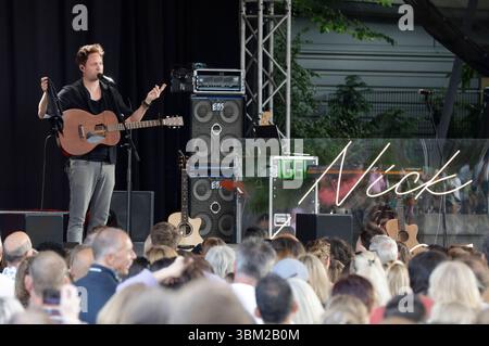 Nick Howard vive bei einem Konzert im Tanzbrunnen. Köln, 23.06.2025 *** Nick Howard live in un concerto nella Tanzbrunnen Colonia, 23 06 2025 foto:XR.xSchmiegeltx/xFuturexImagex howard 5615 Foto Stock