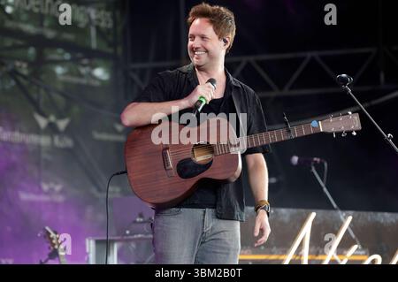 Nick Howard vive bei einem Konzert im Tanzbrunnen. Köln, 23.06.2025 *** Nick Howard live in un concerto nella Tanzbrunnen Colonia, 23 06 2025 foto:XR.xSchmiegeltx/xFuturexImagex howard 5607 Foto Stock