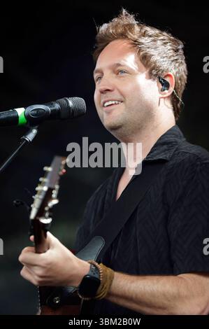 Nick Howard vive bei einem Konzert im Tanzbrunnen. Köln, 23.06.2025 *** Nick Howard live in un concerto nella Tanzbrunnen Colonia, 23 06 2025 foto:XR.xSchmiegeltx/xFuturexImagex howard 5606 Foto Stock