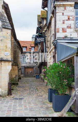 Ammira la Rue de la Prison acciottolata nel centro storico di Honfleur, pittoresca città portuale storica della Normandia - ristorante le Vieux Honfleur Foto Stock