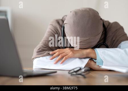 Dottoressa lavorava in eccesso con un sonnellino alla scrivania Foto Stock