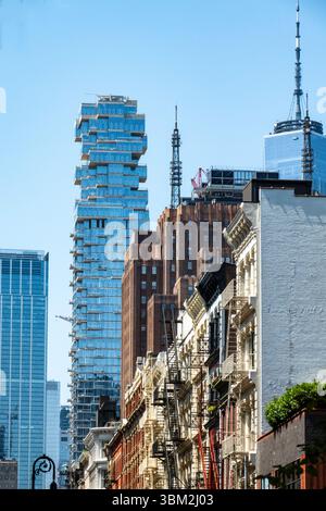 Greene Street, nel quartiere storico di Soho, presenta facciate in ghisa in contrasto con l'architettura moderna sullo sfondo, 2025, NYC, USA Foto Stock