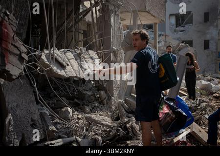 Tel Aviv, Israele. 22 giugno 2025. Il missile balistico iraniano ha colpito nella parte settentrionale di Tel Aviv danneggiando una casa di riposo e molti condomini nel quartiere di Ramat Aviv Foto Stock