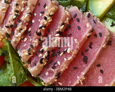 Tradizionale insalata portoghese dell'Algarve con tonno e verdure locali fresche. Foto Stock
