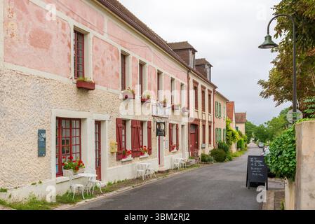 Vista frontale di le Coin de Artistes, Artists Corner, un edificio storico nella comunità artistica di Giverny. Un ex caffè e luogo d'incontro, ora B&B. Foto Stock