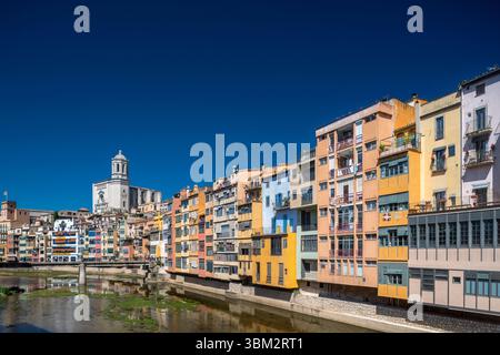 CATTEDRALE DI GIRONA CATTEDRALE DI CAGIRONA CASAS PENJADES ONYAR FIUME GIRONA CITTÀ CATALOGNA SPAINSAS PENJADES ONYAR FIUME GIRONA CITTÀ CATALOGNA SPAGNA Foto Stock