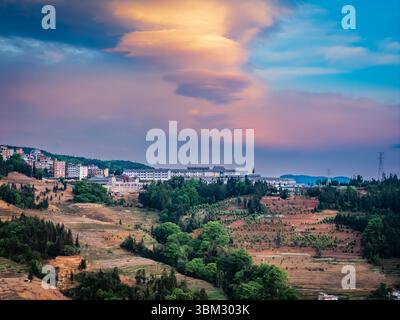 Le terrazze di riso Hani, patrimonio dell'umanità dell'UNESCO, Yunnan, con una vista panoramica dei vasti campi terrazzati di Samaba Yuanyang Foto Stock
