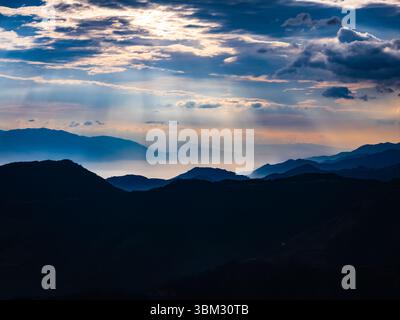 Le terrazze di riso Hani, patrimonio dell'umanità dell'UNESCO, Yunnan, con una vista panoramica dei vasti campi terrazzati di Samaba Yuanyang Foto Stock