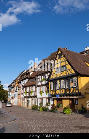 Quai de la Poissonnerie Street nella città di Colmar in Alsazia, Francia. Tradizionali case in legno nella piccola Venezia (la Petite Venise) nell'Ol Foto Stock