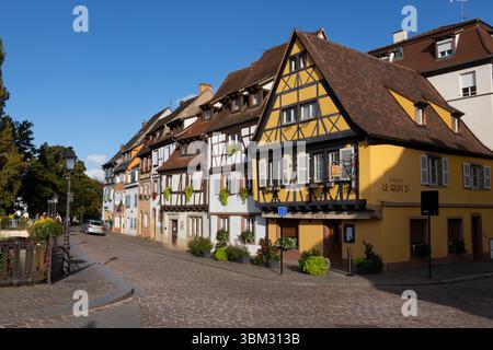 Quai de la Poissonnerie Street nella città di Colmar in Alsazia, Francia. Tradizionali case in legno nella piccola Venezia (la Petite Venise) nell'Ol Foto Stock