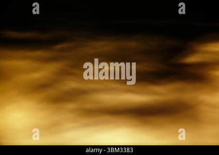 Sfocatura naturale astratta riflesso dorato sullo sfondo al tramonto Foto Stock