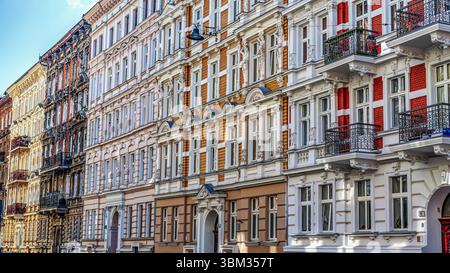 Storica fila di colorati edifici europei che mostrano dettagli architettonici ornati, tra cui balconi in ferro battuto e facciate decorative, in un pict Foto Stock