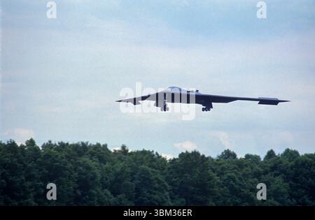 Un Northrop B-2 Spirit, un bombardiere pesante strategico stealth, arriva alla base dell'aeronautica militare Andrews a Camp Springs, Maryland, USA, per la celebrazione della casa dopo l'operazione Desert Storm il 5 giugno 1991.credito: Howard L. Sachs / CNP / Sipa USA Foto Stock