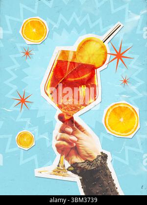 Mano che regge un vivace collage di cocktail con agrumi e elementi di sfondo blu astratto Foto Stock