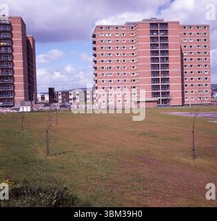 Anni '1960, alloggi storici e sociali, un moderno edificio a torre di nuovi appartamenti municipali nella zona mineraria di Hirwaun nella Cynon Valley, Rhonnda, Galles del Sud, Regno Unito. Come per molti "edifici pubblici moderni" costruiti negli anni '60 e '70, i blocchi a torre a 12 piani di Hirwaun erano un fastidio per l'ambiente e divennero obsoleti e costosi da mantenere. Furono demoliti nel 2004. Foto Stock