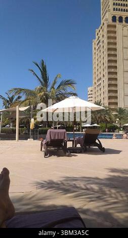 Foto non datata rilasciata alla polizia metropolitana di un'immagine inviata su EncroChat da James Harding dell'area piscina del Waldorf Hotel a Ras al Khaimah negli Emirati Arabi Uniti. Un paio di narcotrafficanti stanno affrontando la prigione per aver complottato per uccidere un rivale e per aver contrabbandato milioni di sterline di cocaina nel Regno Unito dopo una delle più grandi indagini su EncroChat della storia. James Harding, 34 anni, e il suo "braccio destro leale" Jayes Kharouti, 39 anni, gestirono un vasto impero criminale che guadagnò 5 milioni di sterline di profitti dall'importazione di droga in 10 settimane solo nel 2020. Data di pubblicazione: Martedì 24 giugno 2025. Foto Stock