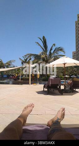 Foto non datata rilasciata alla polizia metropolitana di un'immagine inviata su EncroChat da James Harding di se stesso nell'area piscina del Waldorf Hotel a Ras al Khaimah negli Emirati Arabi Uniti. Un paio di narcotrafficanti stanno affrontando la prigione per aver complottato per uccidere un rivale e per aver contrabbandato milioni di sterline di cocaina nel Regno Unito dopo una delle più grandi indagini su EncroChat della storia. James Harding, 34 anni, e il suo "braccio destro leale" Jayes Kharouti, 39 anni, gestirono un vasto impero criminale che guadagnò 5 milioni di sterline di profitti dall'importazione di droga in 10 settimane solo nel 2020. Data di pubblicazione: Martedì 24 giugno, Foto Stock