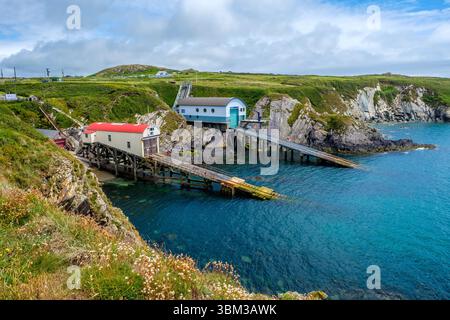 Stazioni di salvataggio RNLI - vecchie e nuove - a St Justinians su Ramsey Sound, Pembrokeshire, Galles Foto Stock