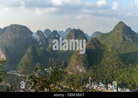 Paesaggio unico di elementi geologici carsici a Guilin, Cina Foto Stock