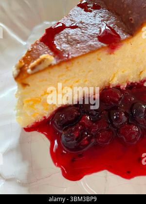 Torta al formaggio con marmellata di mirtilli, vista ravvicinata. Spagna. Foto Stock