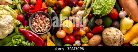 La raccolta autunnale porta verdure fresche e biologiche, mature, salutari e pronte per essere gustate in pasti sani, da fattoria a tavola, biologici Foto Stock