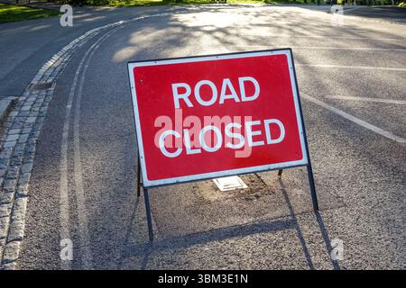 Cartello stradale chiuso a Londra Inghilterra Regno Unito Regno Unito Foto Stock