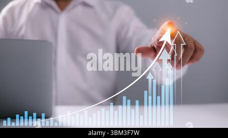 Uomo d'affari che indica un grafico verso l'alto con frecce luminose, che rappresenta la crescita finanziaria, la strategia di successo, il progresso aziendale, l'aumento dei ricavi, inve Foto Stock