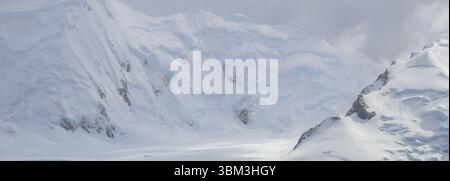 Montagne rocciose innevate - Antartide Foto Stock