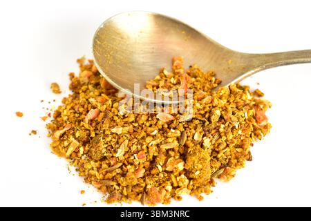 Una miscela di spezie aromatiche e peperoni per cucinare il pilaf si trova su uno sfondo bianco. Foto Stock