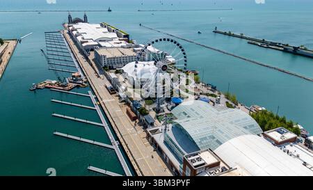 Fotografia aerea del Navy Pier, nel centro di Chicago, Illinois, Stati Uniti, in una splendida mattinata d'estate. Foto Stock