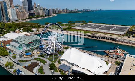 Fotografia aerea del Navy Pier, nel centro di Chicago, Illinois, Stati Uniti, in una splendida mattinata d'estate. Foto Stock