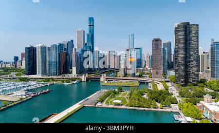Fotografia aerea del Navy Pier, nel centro di Chicago, Illinois, Stati Uniti, in una splendida mattinata d'estate. Foto Stock