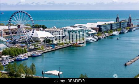Fotografia aerea del Navy Pier, nel centro di Chicago, Illinois, Stati Uniti, in una splendida mattinata d'estate. Foto Stock