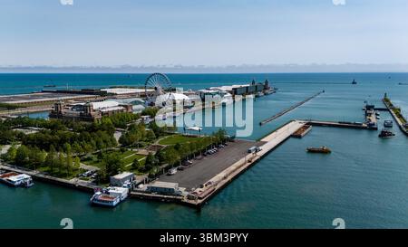 Fotografia aerea del Navy Pier, nel centro di Chicago, Illinois, Stati Uniti, in una splendida mattinata d'estate. Foto Stock