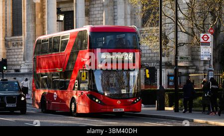 Londra, Regno Unito - 1 aprile 2025; autobus a due piani Red London iin City of London sulla Route 26 per Hackney Wick Foto Stock
