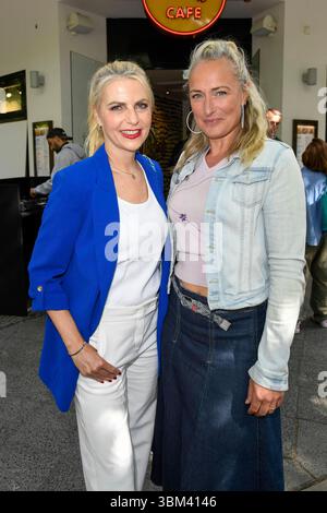 Tanja Bülter Buelter und Eva Mona Rodekirchen bei der praesentation des Tiergarden - Burgers vegetarischer Doener Burger im Berliner Hard Rock Cafe AM 24.Juni 2025 a Berlino *** Tanja Bülter Buelter ed Eva Mona Rodekirchen alla presentazione del Tiergarden Burger vegetariano Doener Burger all'Hard Rock Cafe di Berlino il 24 giugno 2025 a Berlino Foto Stock