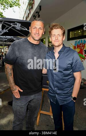 Kevin Kuske und Johannes Heinrichs bei der praesentation des Tiergarden - Burgers vegetarischer Doener Burger im Berliner Hard Rock Cafe AM 24.Juni 2025 a Berlino *** Kevin Kuske e Johannes Heinrichs alla presentazione del Tiergarden Burger vegetariano Doener Burger al Berlin Hard Rock Cafe il 24 giugno 2025 a Berlino Foto Stock
