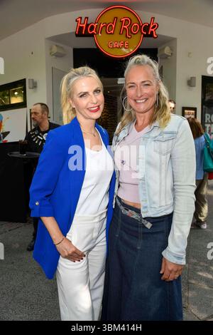 Tanja Bülter Buelter und Eva Mona Rodekirchen bei der praesentation des Tiergarden - Burgers vegetarischer Doener Burger im Berliner Hard Rock Cafe AM 24.Juni 2025 a Berlino *** Tanja Bülter Buelter ed Eva Mona Rodekirchen alla presentazione del Tiergarden Burger vegetariano Doener Burger all'Hard Rock Cafe di Berlino il 24 giugno 2025 a Berlino Foto Stock