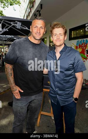 Kevin Kuske und Johannes Heinrichs bei der praesentation des Tiergarden - Burgers vegetarischer Doener Burger im Berliner Hard Rock Cafe AM 24.Juni 2025 a Berlino *** Kevin Kuske e Johannes Heinrichs alla presentazione del Tiergarden Burger vegetariano Doener Burger al Berlin Hard Rock Cafe il 24 giugno 2025 a Berlino Foto Stock